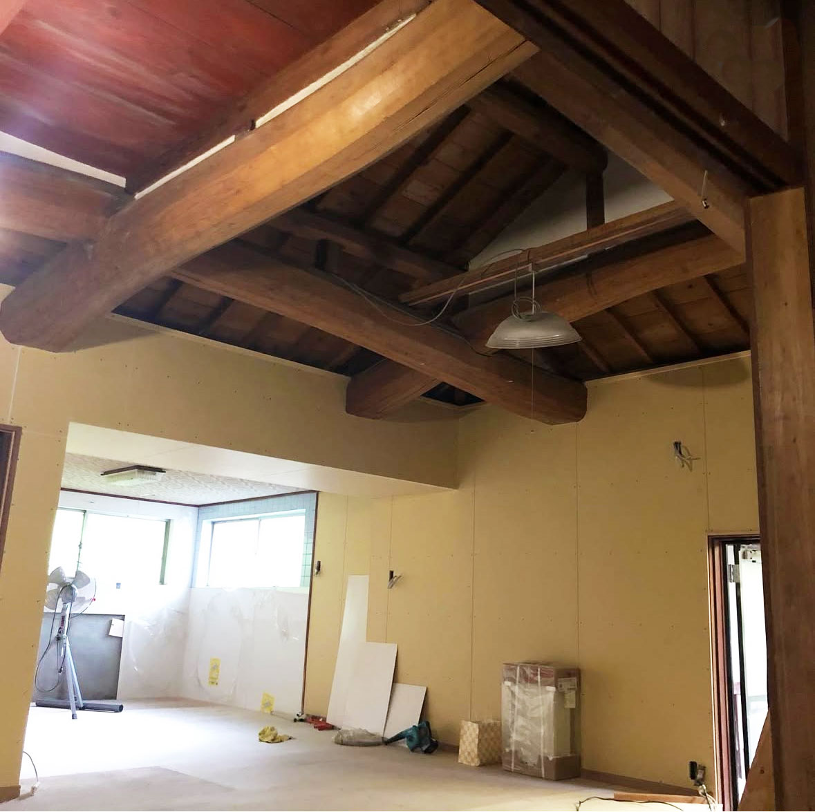 天板をなくして梁を見せる施工